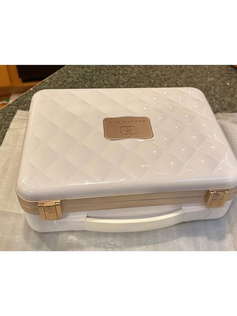 Beautifect box in white. - Picture 4 of 6